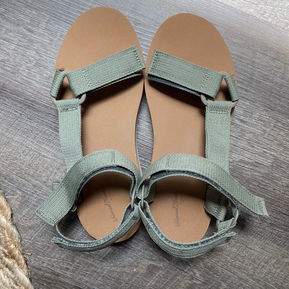 Universal Thread Sandal